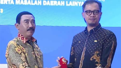 Wako Bukittinggi, Erman Safar Diberi Penghargaan Kartika Pamong Praja Muda