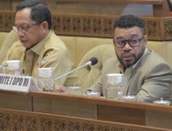 Mendagri Muhammad Tito Kanarvian bersama Senator Papua Barat, Dr. Filep Wamafma