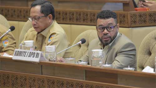 Mendagri Muhammad Tito Kanarvian bersama Senator Papua Barat, Dr. Filep Wamafma