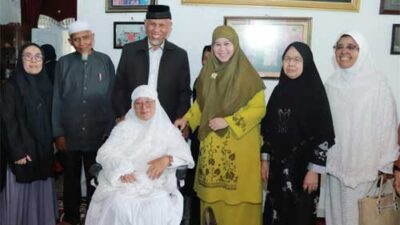 Gubernur Sumbar Beserta Istri Melayat ke Rumah Alis Marajo, Mantan Bupati Limapuluh Kota