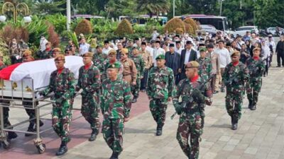 Bertolak dari Malaysia, Gubernur Sumbar Lepas Almarhum Azwar Anas ke Peristirahatan Terakhir