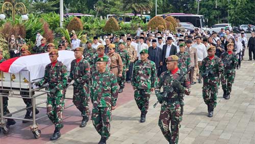 Pelepasan jenazah mantan Gubernur Sumbar, Letjen (Purn) Ir. H. Azwar Anas yang dimakamkan di Taman Makam Pahlawan Kalibata, Jakarta