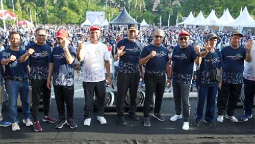 Gubernur Mahyeldi saat melepas ribuan peserta jalan santai HUT PT. Semen Padang ke-113 di Padang
