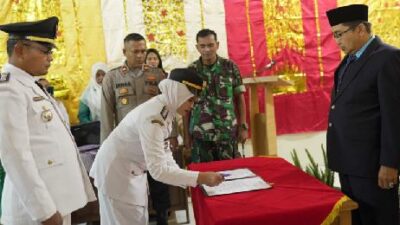 Camat dan Ketua TP PKK Danau Kembar Diserahterimakan