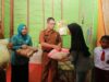 Pj Wako Payakumbuh, Rida Ananda Serahkan Donasi GEBU Dinas Pendidikan kepada Warga Miskin