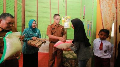 Pj Wako Payakumbuh Serahkan Donasi GEBU Dinas Pendidikan kepada Warga Miskin