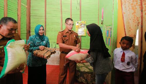 Pj Wako Payakumbuh Serahkan Donasi GEBU Dinas Pendidikan kepada Warga Miskin 1 Pj Wako Payakumbuh, Rida Ananda Serahkan Donasi GEBU Dinas Pendidikan kepada Warga Miskin