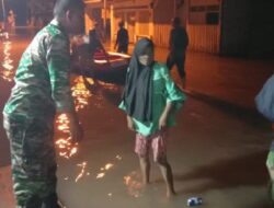 Kasdim 412/Lu Bantu Evakuasi Korban Banjir Lansia Di Kotabumi Udik