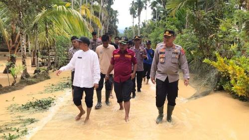 Bupati Dharmasraya, Sutan Riska Tuanku Kerajaan tinjau banjir