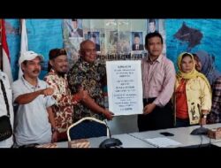 Anggota DPD RI Asal Kepri Serahkan Bantuan Kepada Korban Longsor di Serasan, Natuna