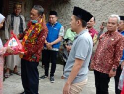Wakil Bupati Lampura Bagi-bagi Bahan Pokok di Kelurahan Sribasuki bersama BRI