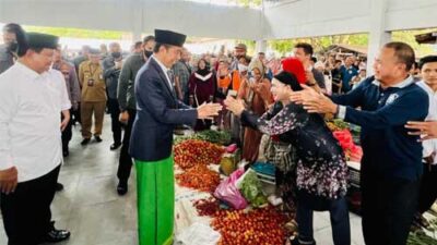 Presiden Joko Widodo mengunjungi Pasar Rakyat Tabalong