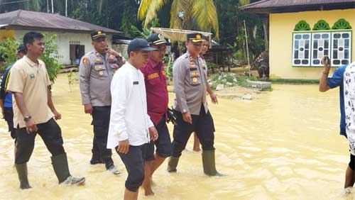 Kapolres Dharmasraya Tinjau Lokasi Banjir di Taratak Tinggi