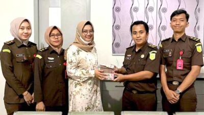 Kasus Retribusi IMB, Kejari Dharmasraya Setorkan Uang Kerugian Negara ke Kas Daerah