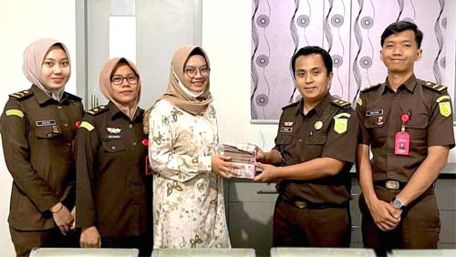 Kejari Dharmasraya Setorkan Uang Kerugian Negara ke Kas Daerah