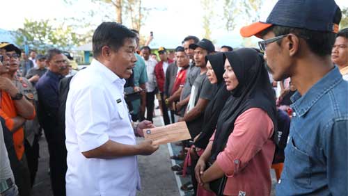 Suhajar Diantoro Serahkan Bantuan bagi Korban Bencana Longsor di Serasan, Natuna