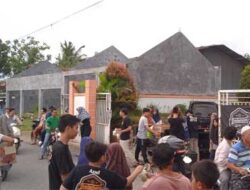 Komunitas Peleman Sidoharum Kebumen Bagikan Takjil kepada Pengguna Jalan