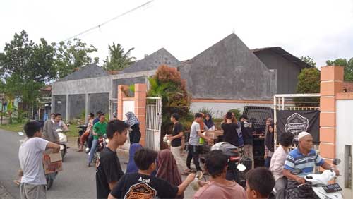Komunitas Peleman Sidoharum Kebumen Bagikan Takjil Kepada Pengguna Jalan
