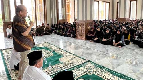 LaNyalla saat berkunjung ke Pondok Pesantren Modern Al Fatimah, Bojonegoro