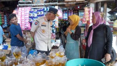 Gubernur Sumatera Barat, Mahyeldi Ansharullah melakukan peninjauan ke Pasar Bandar Buat, Padang
