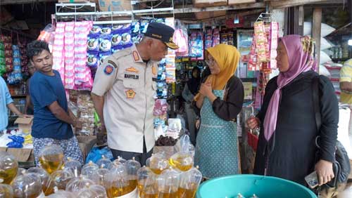 Gubernur Sumatera Barat, Mahyeldi Ansharullah melakukan peninjauan ke Pasar Bandar Buat, Padang