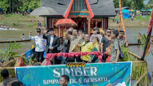 Gubernur Mahyeldi saat potang balimau di Nagari Pangkalan