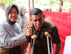 Mensos Beri Tongkat Penuntun Adaptif ke Penyandang Disabilitas dan Kapal untuk Nelayan di NTT