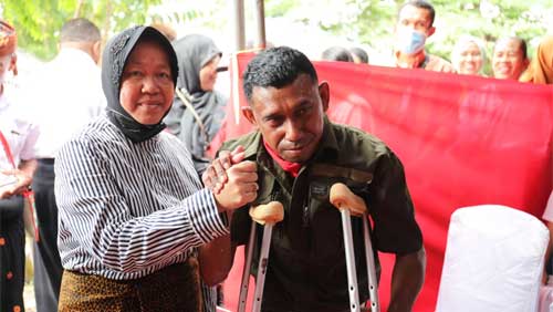 Mensos Beri Tongkat Penuntun Adaptif ke Penyandang Disabilitas di Ende, NTT