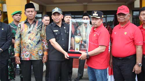 Ketua DPRD Agam Apresiasi Lubuk Basung Raih Piala Adipura 1 Ketua Dewan Perwakilan Rakyat Daerah (DPRD) Agam, Novi Irwan saat penyambutan Piala Adipura di Lubuk Basung