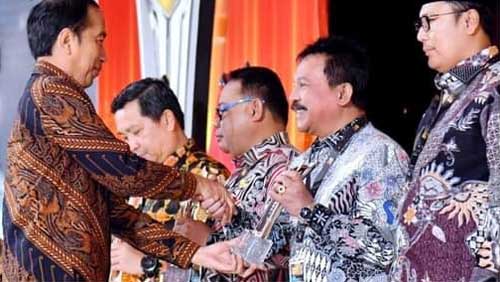 PPKM Award, Pemko Padang Panjang Terbaik Penanganan Covid-19 di Regional Sumatera 1 Wakil Wali Kota Padang Panjang, Asrul terima penghargaan PPKM Award dari Presiden Republik Indonesia, Joko Widodo
