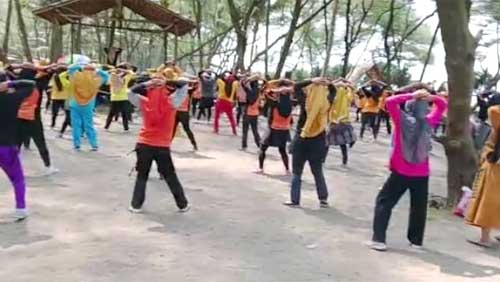 Pantai Cemara Sewu Dipadati Ribuan Pengunjung