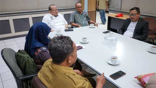 Para Guru Honorer Yang Dinyatakan Lulus Passing Grade (Pg) Di Provinsi Jawa Timur Menemui Ketua Dpd Ri, Aa Lanyalla Mahmud Mattalitti Di Kantor Kadin Jatim