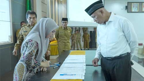 Gubernur Mahyeldi saksikan para Pejabat Eselon 3 Pemprov Sumbar Tandatangani Perjanjian Kinerja Pelaksanaan Inovasi Daerah