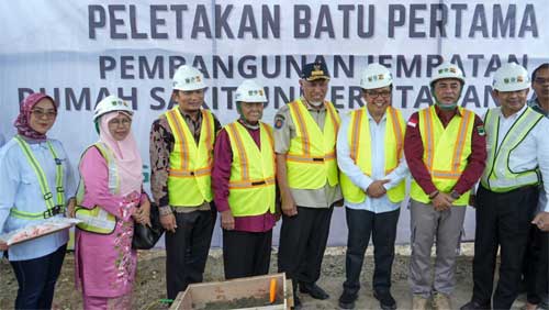 Gubernur Mahyeldi saat peletakan Batu pertama pembangunan jembatan RS. Unand di Limau Manih