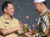 Menteri Dalam Negeri RI, Muhammad Tito Karnavian serahkan penghargaan UHC kepada Bupati Pasaman Barat, Hamsuardi