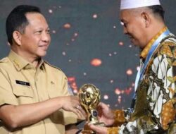 Menteri Dalam Negeri Ri, Muhammad Tito Karnavian Serahkan Penghargaan Uhc Kepada Bupati Pasaman Barat, Hamsuardi