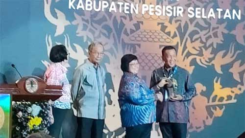Painan Pessel Raih Piala Adipura ke-6 Kali untuk Kategori Kota Kecil 1 Bupati Pessel, Drs. Rusma Yul Anwar, M.Pd menerima penyerahan Piala Adipura Tahun 2022 dari Menteri Lingkungan Hidup dan Kehutanan (LHK) RI, Siti Nurbaya di Manggala Wanabakti Kementerian Lingkungan Hidup dan Kehutanan RI, kemarin di Jakarta