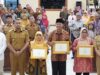 Wagub Sumbar, Audy Joinaldy saat penyerahan Piagam Penghargaan Purnakarya