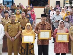 Apresiasi Pengabdian Purnakarya, Wagub Sumbar Serahkan Piagam Penghargaan
