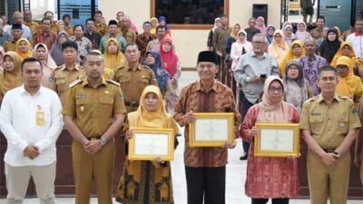 Apresiasi Pengabdian Purnakarya, Wagub Sumbar Serahkan Piagam Penghargaan