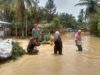 Personel kepolisian salurban bantuan untuk korban banjir di Jorong Sarana Baru