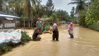 Personel kepolisian salurban bantuan untuk korban banjir di Jorong Sarana Baru
