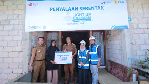 Listrik Gratis Nyalakan Mimpi Masyarakat Miskin Payakumbuh, Terima Kasih PLN 1 Rida Ananda mengikuti penyalaan serentak rumah warga Taruko