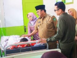 Bupati Pasaman Besuk Warga Saba Balik yang Keracunan Massal, Kondisi Para Pasien Mulai Membaik