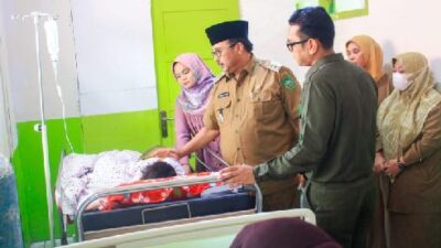 Bupati Pasaman Besuk Warga Saba Balik yang Keracunan Massal, Kondisi Para Pasien Mulai Membaik