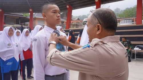 142 Siswa SLTA Ikuti Seleksi Calon Paskibra Padang Panjang 1 Kadis Porapar Padang Panjang, Maiharman menyematkan secara simbolis tanda peserta pelatihan Paskibra