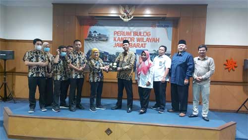 Anggota DPD RI, Asep Hidayat di Kantor Wilayah Bulog Jawa Barat