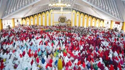 Bersama Mama Dedeh, Ribuan Jamaah Hadiri Tablig Akbar di Masjid Agung Dharmasraya