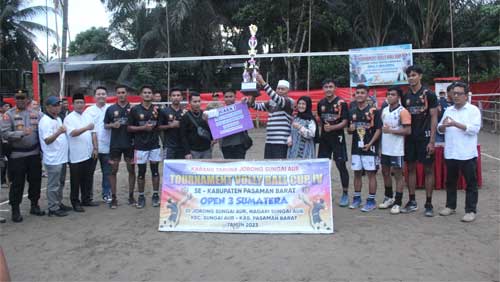 Bupati Pasaman Barat, Hamsuardi serahkan trofi juara Juara Tournament Volley Ball Cup IV Open 3 Sumatera di Sungai Aur