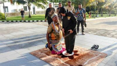 Kepala PLBN Nobatkan Mensos Tri Rismaharini Jadi Warga Kehormatan dengan Marga Numberi